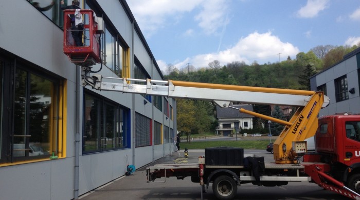 Lavage des vitres d'une école