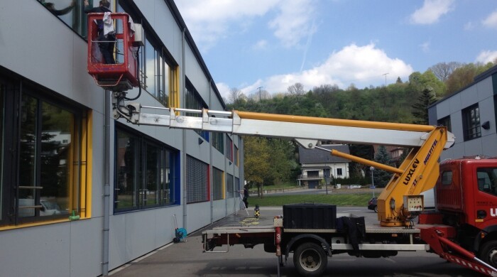 Lavage des vitres d'une école